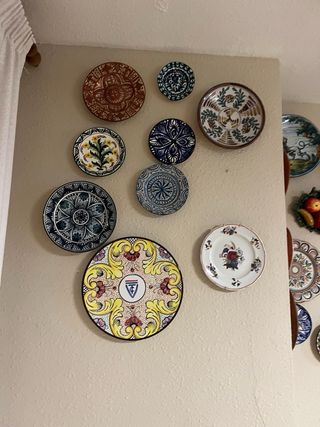 Lote de platos decorativos de cerámica