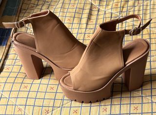 Sandalias de tacón abierto color camel