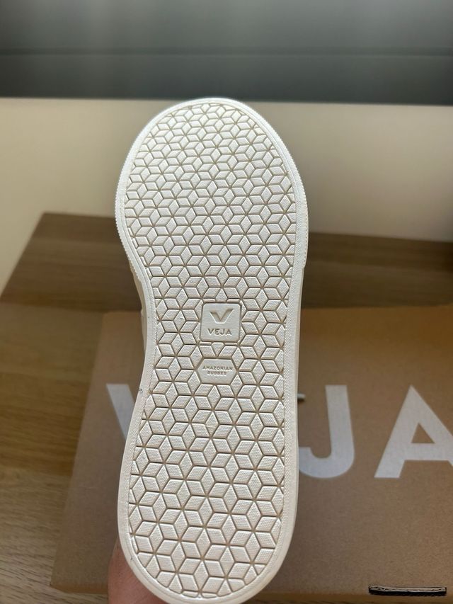 Zapatillas Veja Blancas y Grises