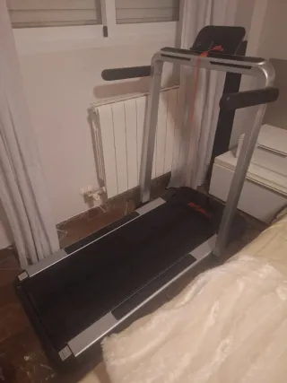 Cinta de correr negra y plateada