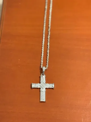 Gran colgante de cruz con cadena