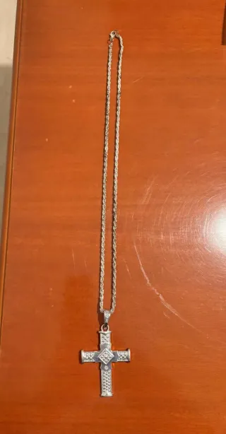 Gran colgante de cruz con cadena
