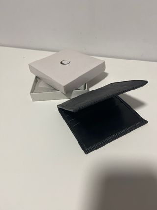 Cartera negra unisex de la marca Cortefiel