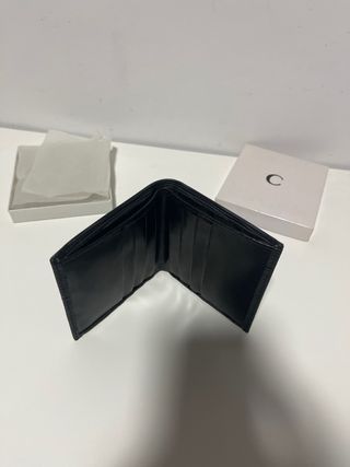 Cartera negra unisex de la marca Cortefiel