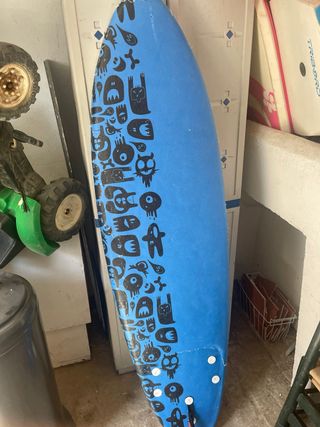 Tabla de surf azul con dibujos