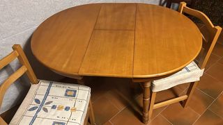 Mesa redonda de madera con 2 sillas (nuevas)