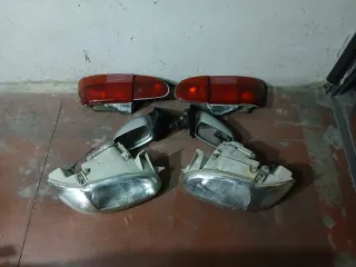 Faros delanteros y traseros más retrovisores .