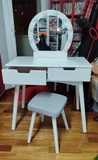 Tocador blanco con espejo y luces