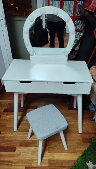 Tocador blanco con espejo y luces