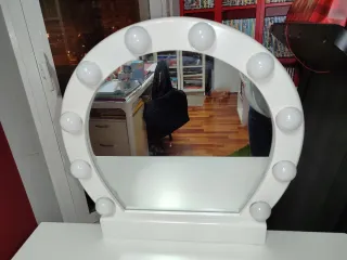 Tocador blanco con espejo y luces