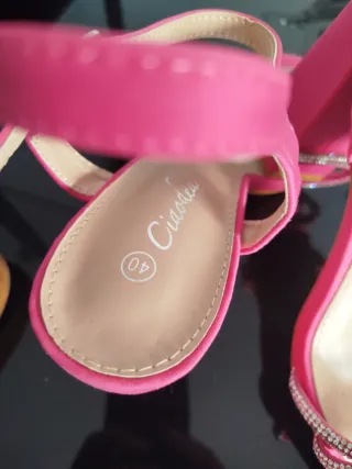 Sandalias de tacón rosa con pedrería