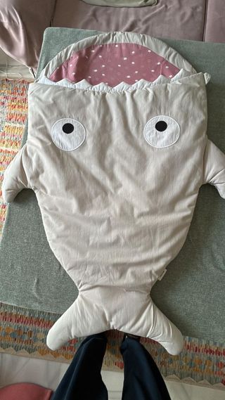 Saco para carro tip tiburón gris y rosa Baby Bites