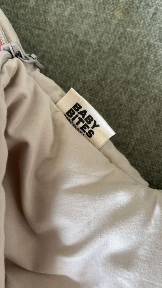 Saco para carro tip tiburón gris y rosa Baby Bites