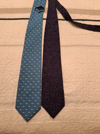 Corbatas azules y verdes con estampado