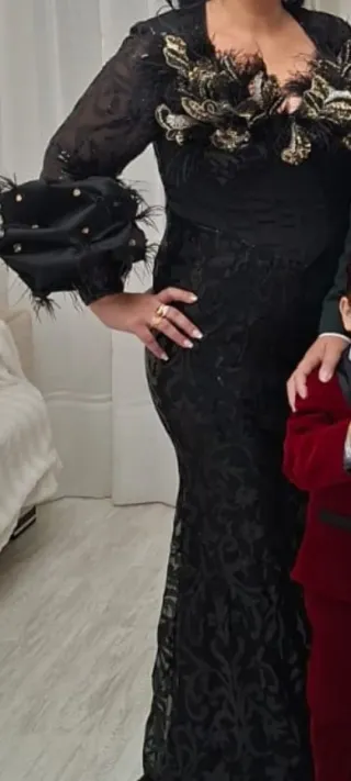 Vestido negro largo con pedrería