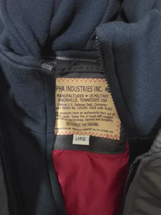 Chaqueta Alpha Industries con capucha