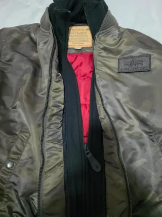 Chaqueta Alpha Industries con capucha