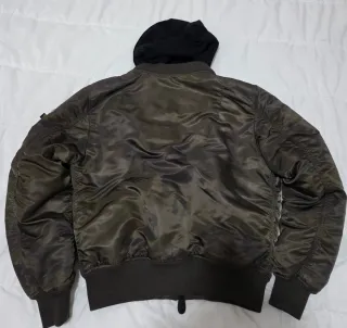 Chaqueta Alpha Industries con capucha