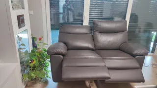 Sofá de piel marrón 2 plazas. Abatibles y electric