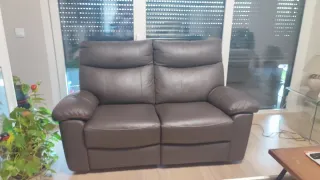 Sofá de piel marrón 2 plazas. Abatibles y electric