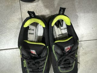Zapatos de seguridad FTG negros y verdes