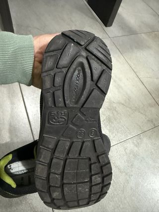 Zapatos de seguridad FTG negros y verdes