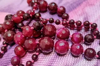 Collana perle colore granato sfaccettate