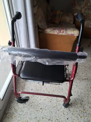 Andador con asiento y cesta