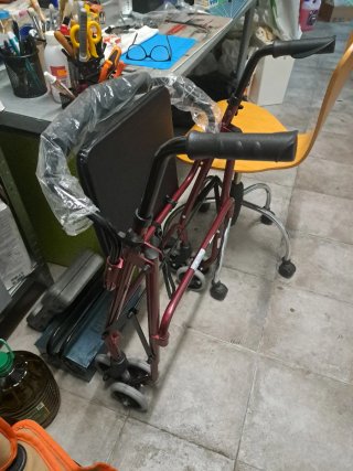 Andador con asiento y cesta