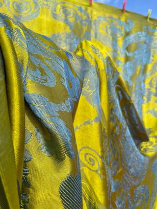 Colcha antigua de seda preciosa