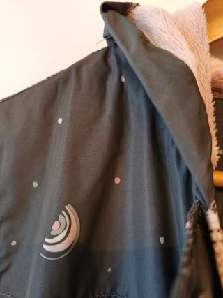 Chubasquero gris con estampado de arcoíris