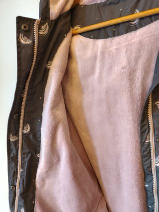 Chubasquero gris con estampado de arcoíris