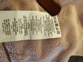 Chubasquero gris con estampado de arcoíris