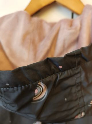 Chubasquero gris con estampado de arcoíris