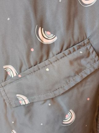 Chubasquero gris con estampado de arcoíris