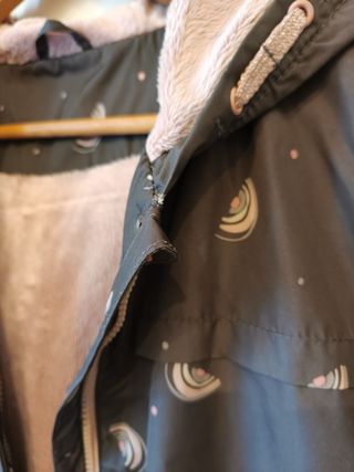 Chubasquero gris con estampado de arcoíris