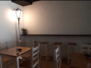 Mesas altas para hostelería con taburete