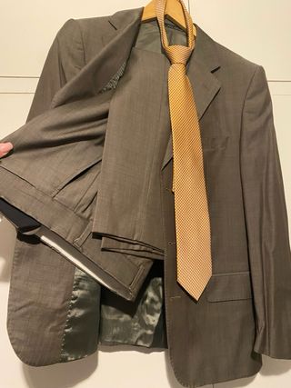 Traje de chaqueta gris con corbata amarilla