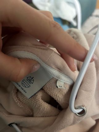 Sudadera rosa con texto