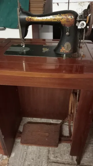 Macchina da cucire Singer antica