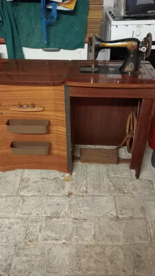 Macchina da cucire Singer antica