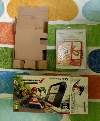Caja Nintendo 2DS Negra + Azul Mario Kart 7 Esp