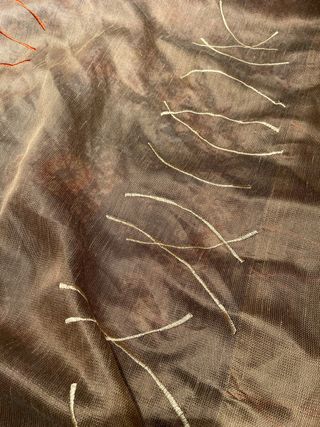 Estore marrón con bordado naranja