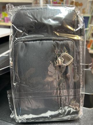 Bolso bandolera con orificio para auriculares