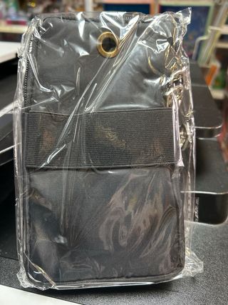 Bolso bandolera con orificio para auriculares