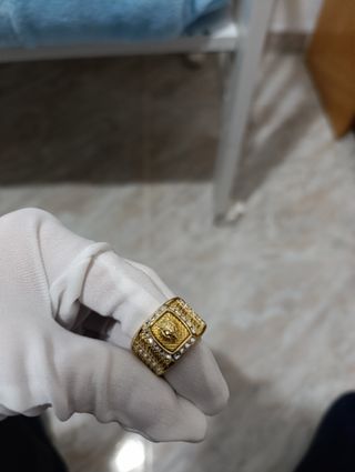 Anillo Guess Dorado con Cristales