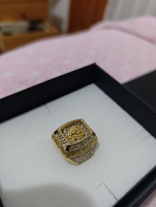 Anillo Guess Dorado con Cristales