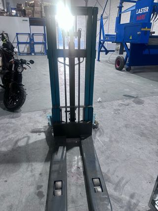 Traspaleta manual azul