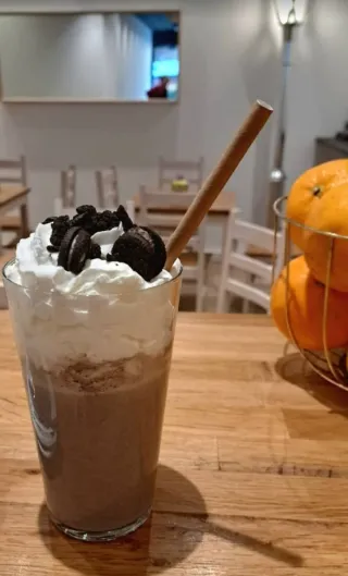 Mesas altas para hostelería con taburete