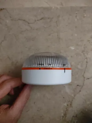 Baliza V16 Help Flash, no homologada en España.